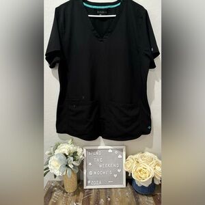 🖤👩🏻‍⚕️Med Couture Racerback Scrub Top👩🏻‍⚕️🖤